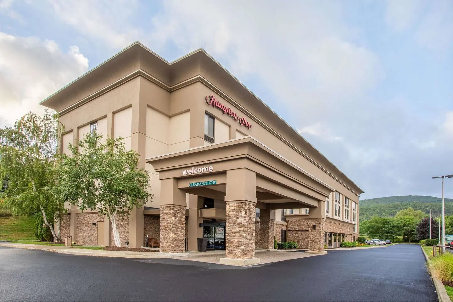Hampton Inn Fishkill EXTERIOR