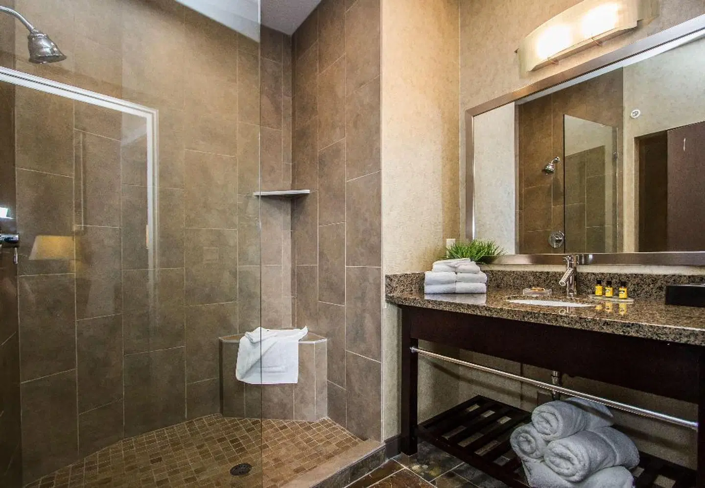 Best Western PLUS Wine Country Hotel & Suites Badezimmer