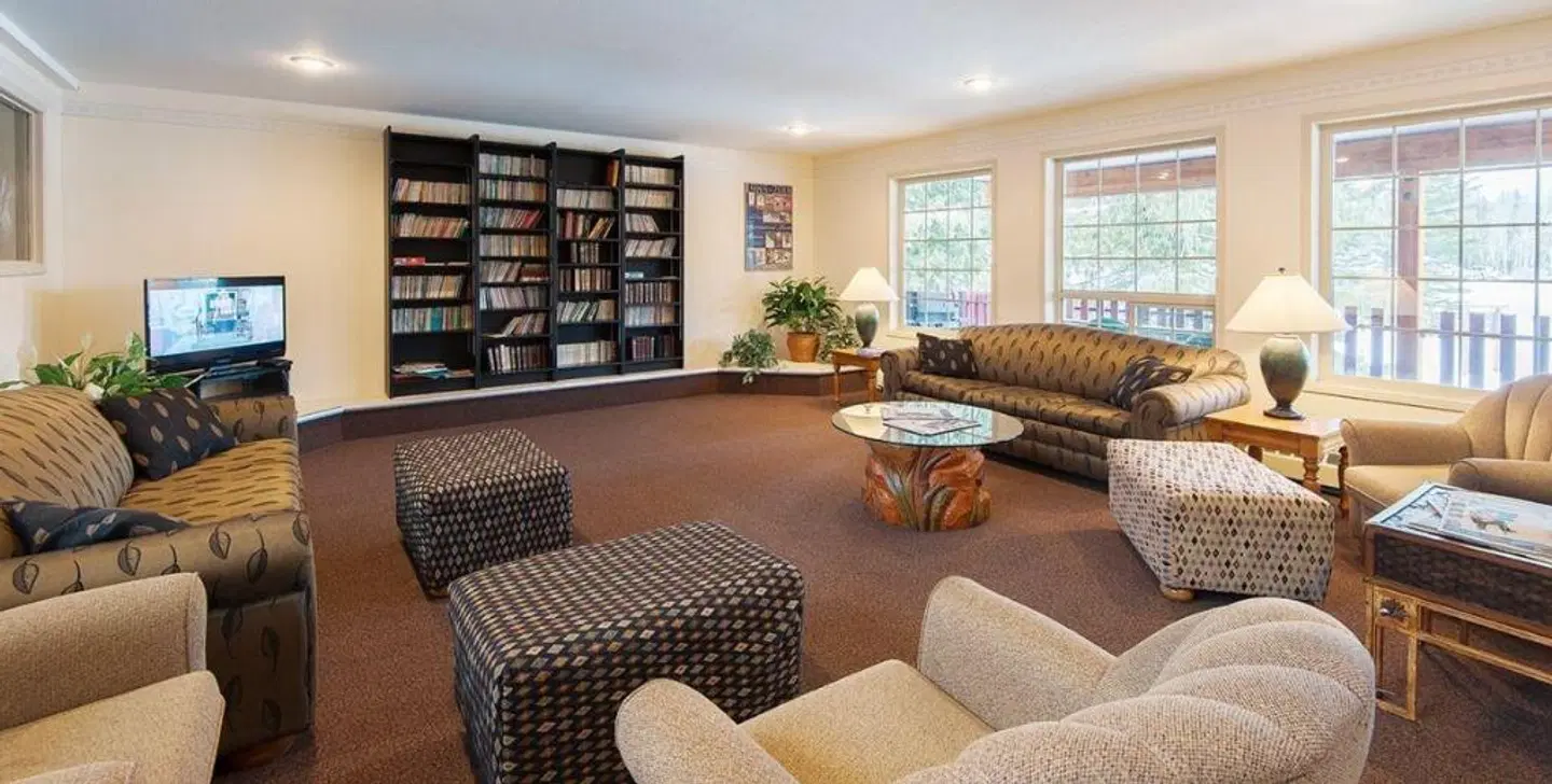 Fernie Slopeside Lodge LOUNGE_LOBBY