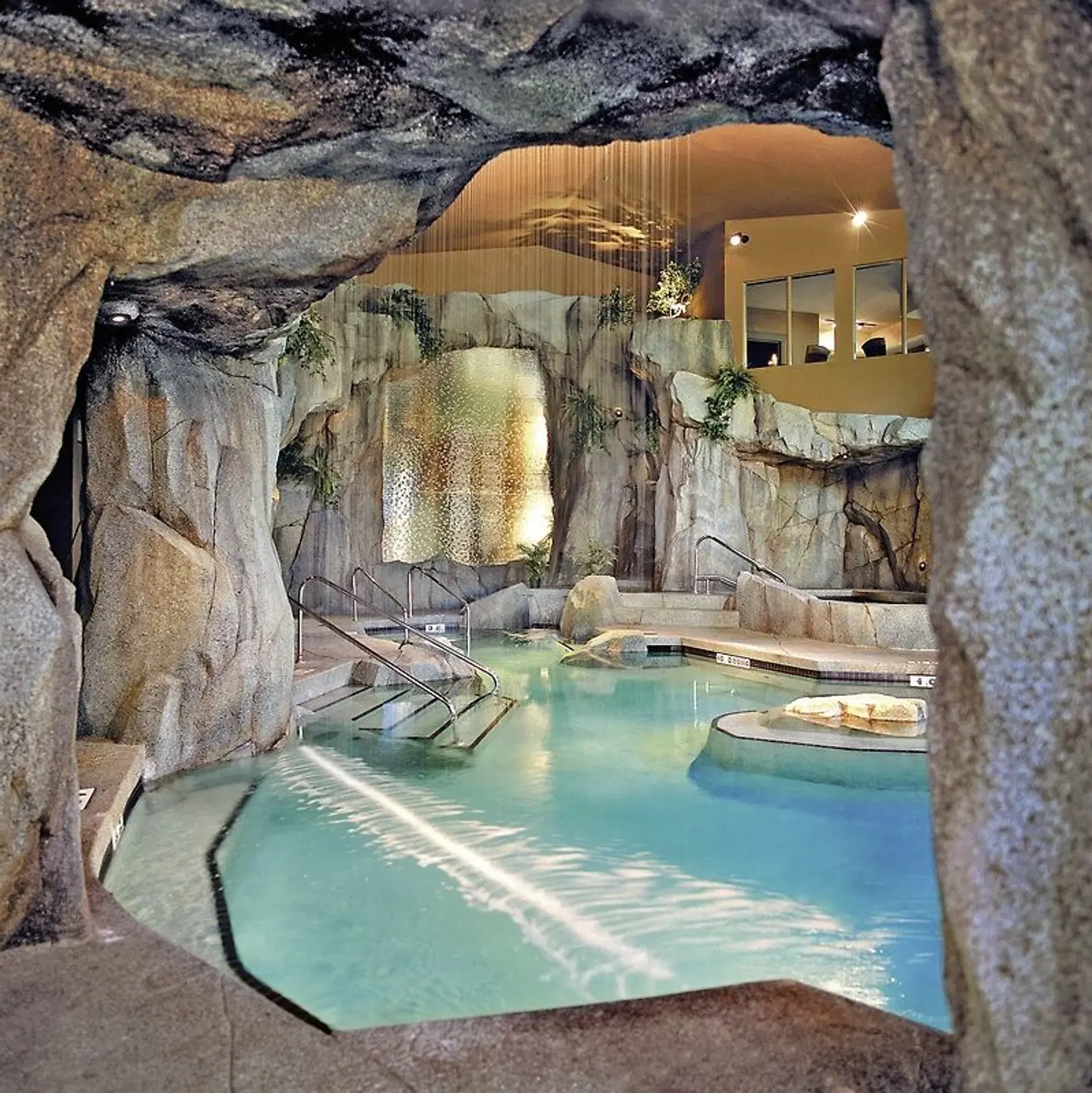 Tigh-Na-Mara Seaside Spa Resort OUTDOOR_POOL