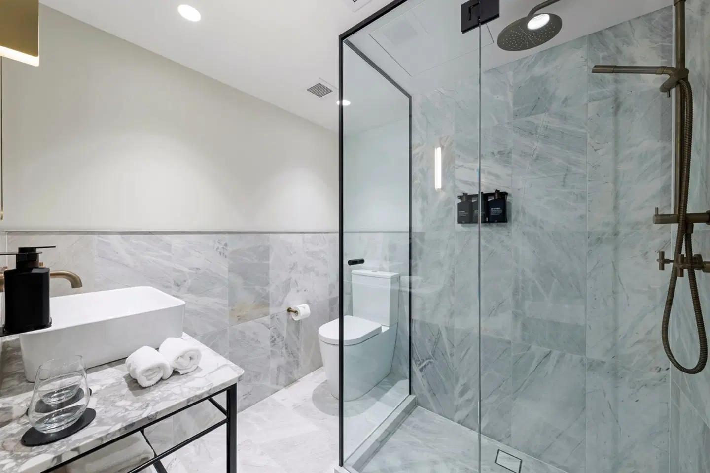 202 Elizabeth Badezimmer