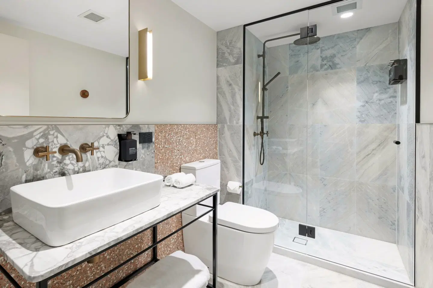 202 Elizabeth Badezimmer