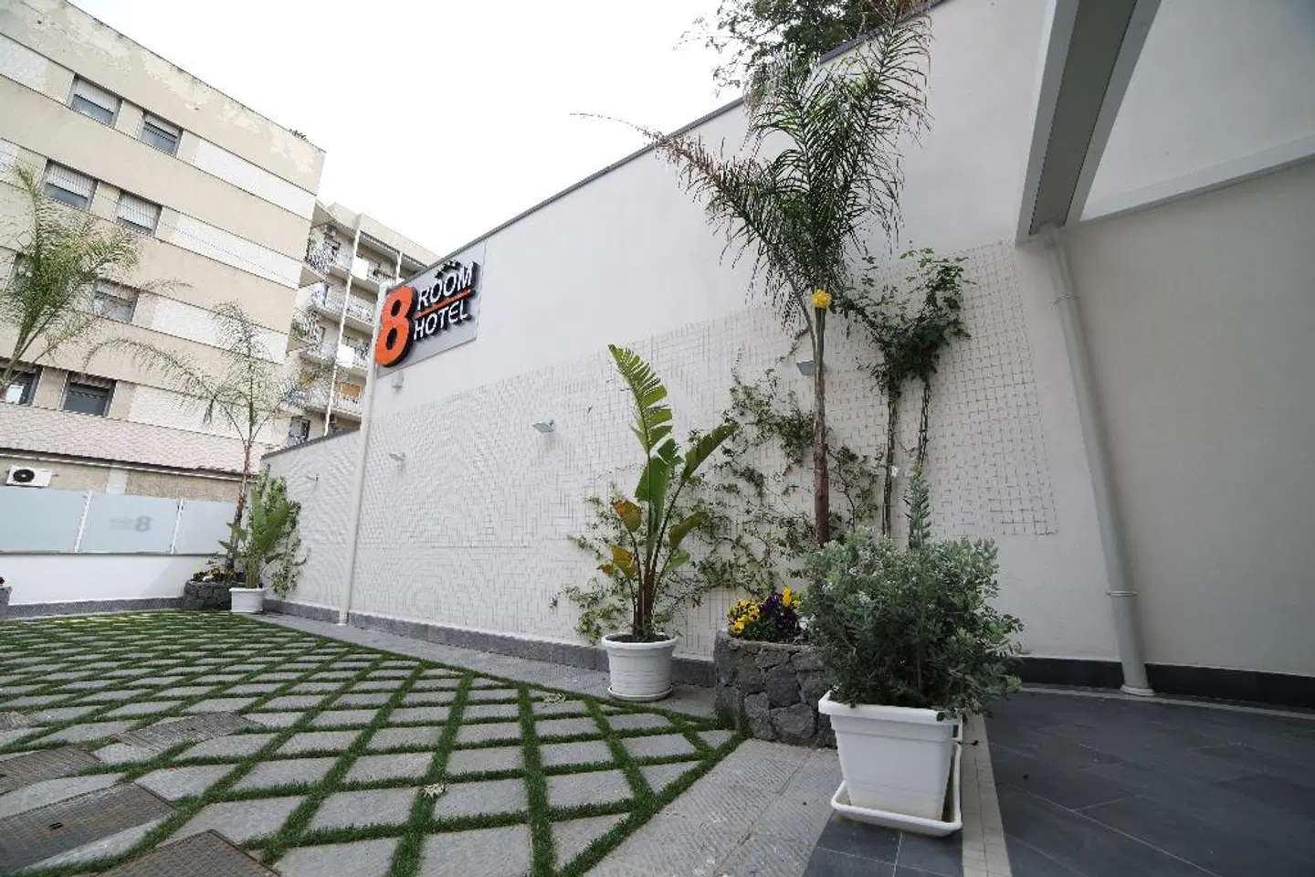 8 Room Hotel EXTERIOR