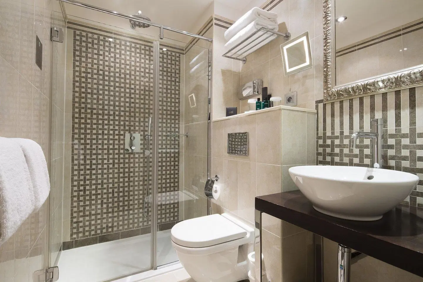 Arès Tour Eiffel Badezimmer