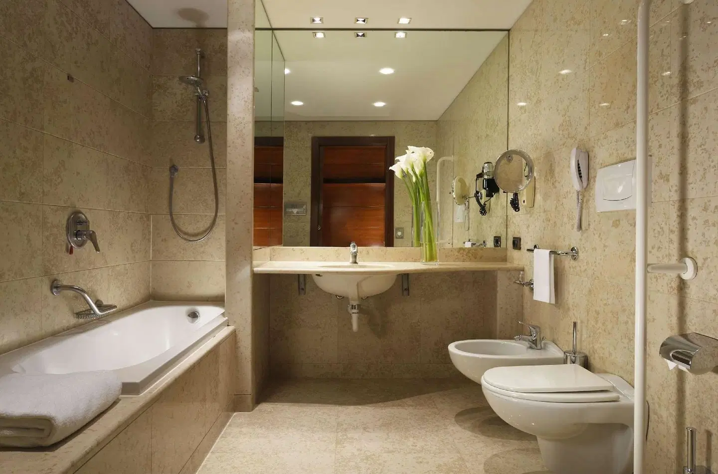 UNAHOTELS Cusani Milano Badezimmer