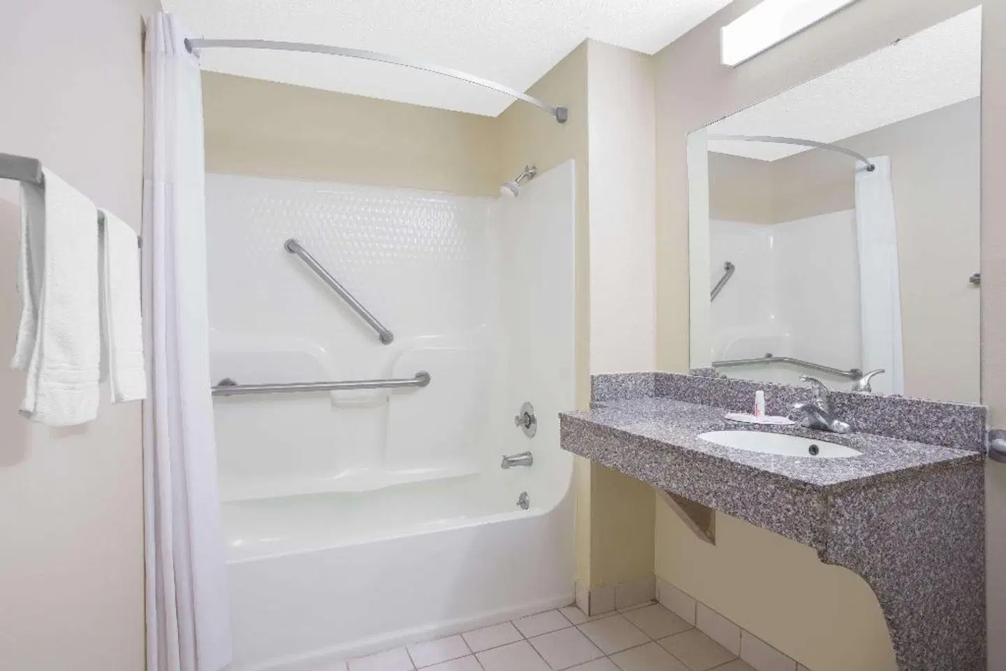 Days Inn by Wyndham Dublin GA Badezimmer