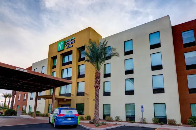 Holiday Inn Express & Suites Phoenix North - Scottsdale EXTERIOR
