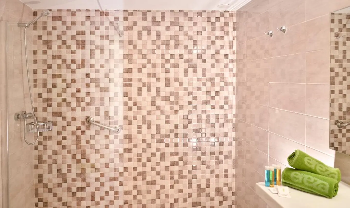 Ereza Los Hibiscos MODEL_IMPRESSION