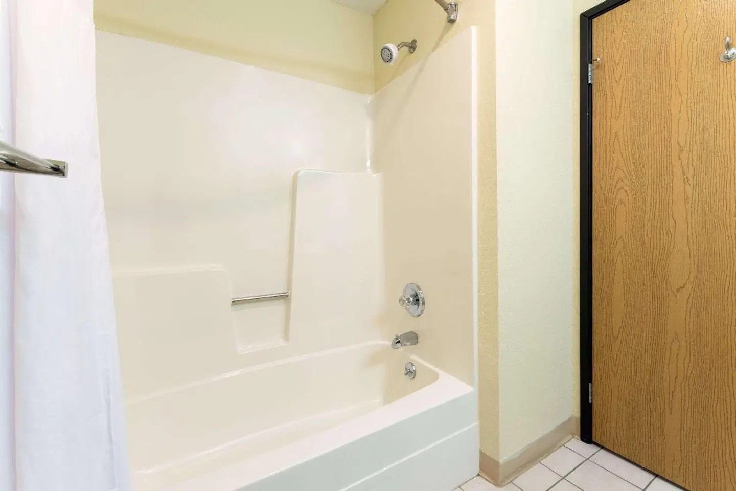 Days Inn by Wyndham Mount Vernon Badezimmer