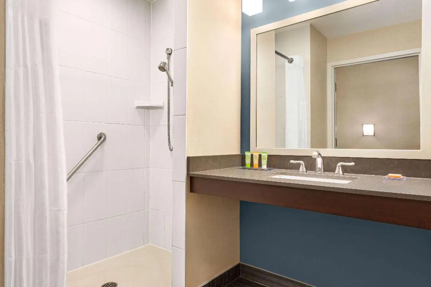 Wyndham Garden Niagara Falls Fallsview Badezimmer