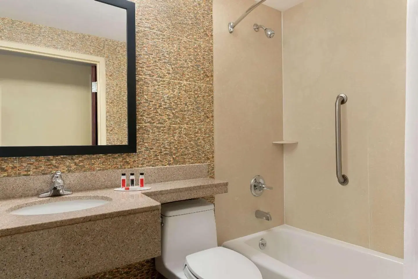 Days Inn by Wyndham Brooklyn Badezimmer