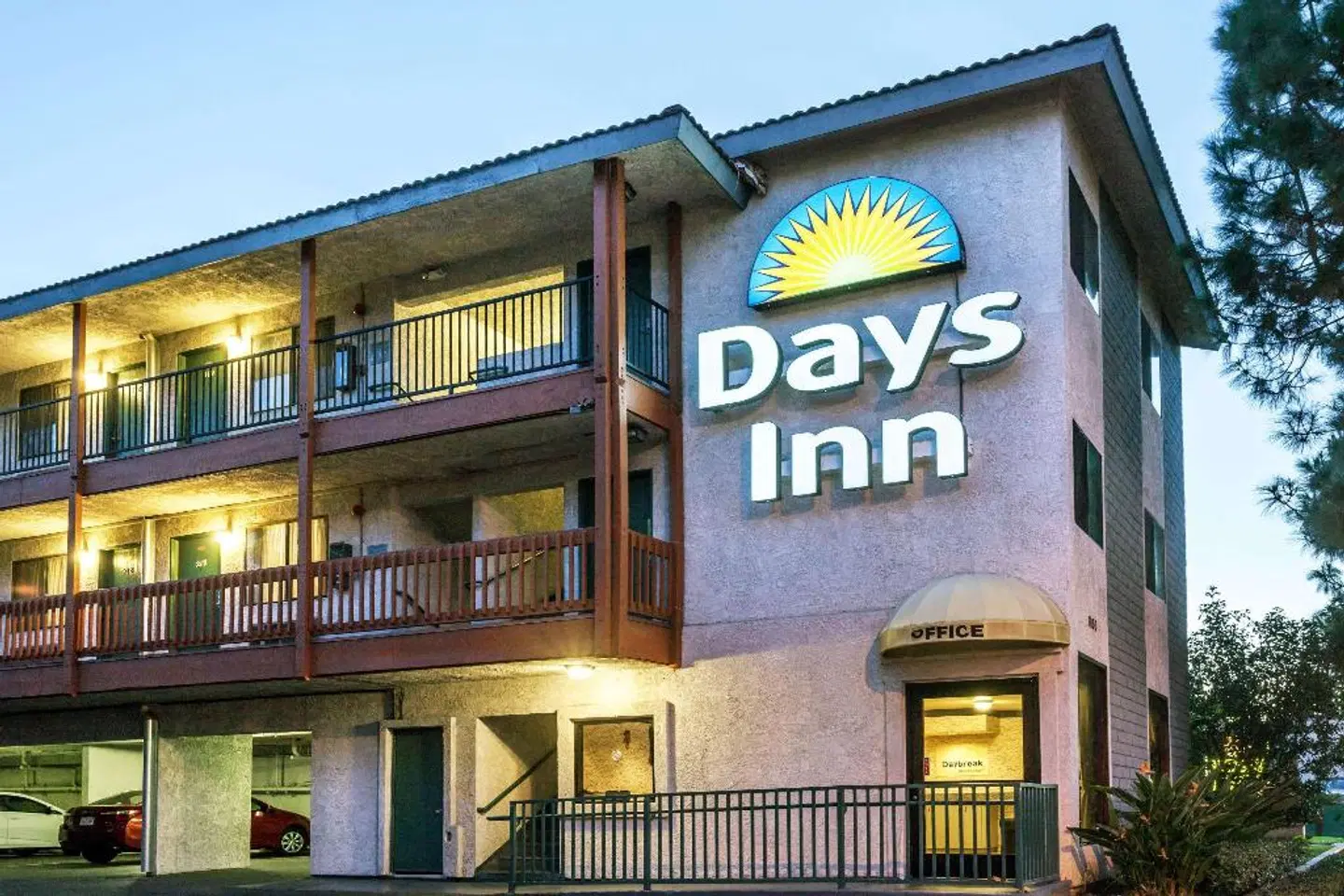 Days Inn by Wyndham Anaheim West EXTERIOR