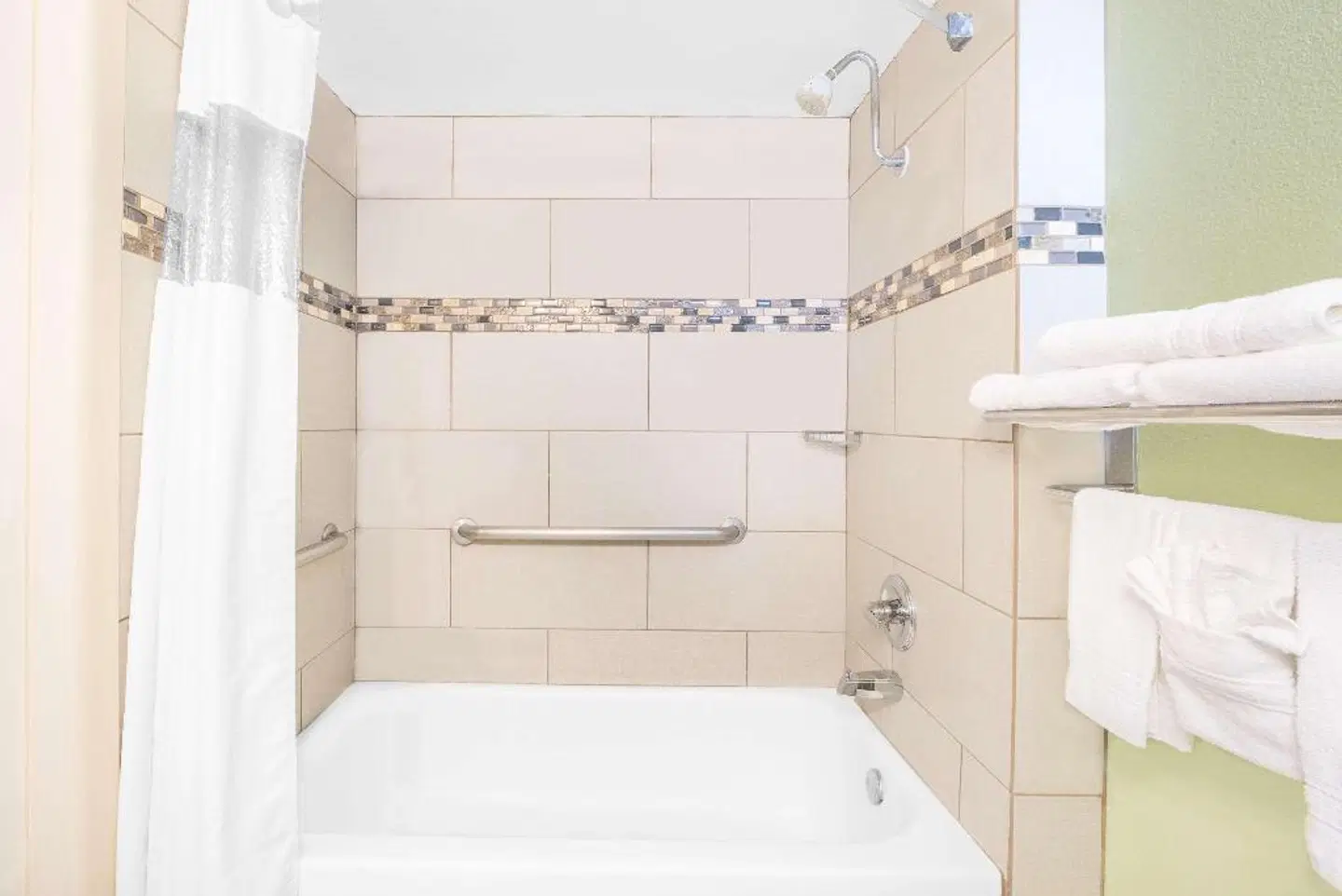 Days Inn by Wyndham Roswell Badezimmer