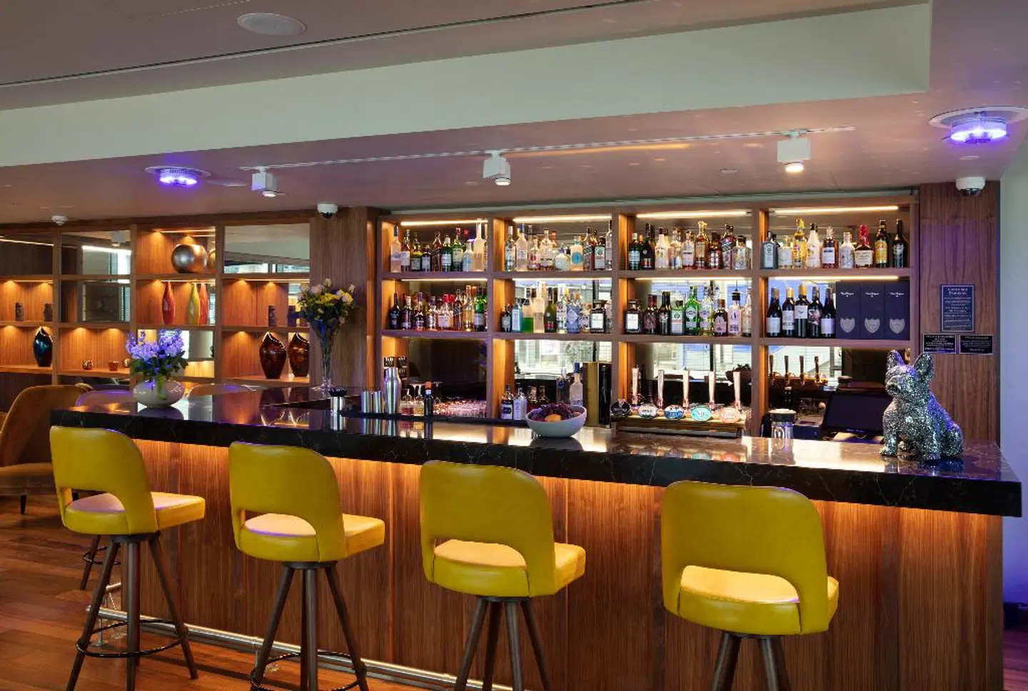 Tower Suites by Blue Orchid Hotels Bar