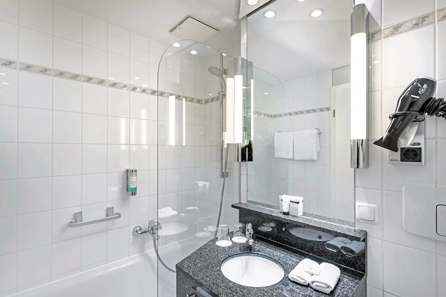 ambassador hotel & spa Badezimmer