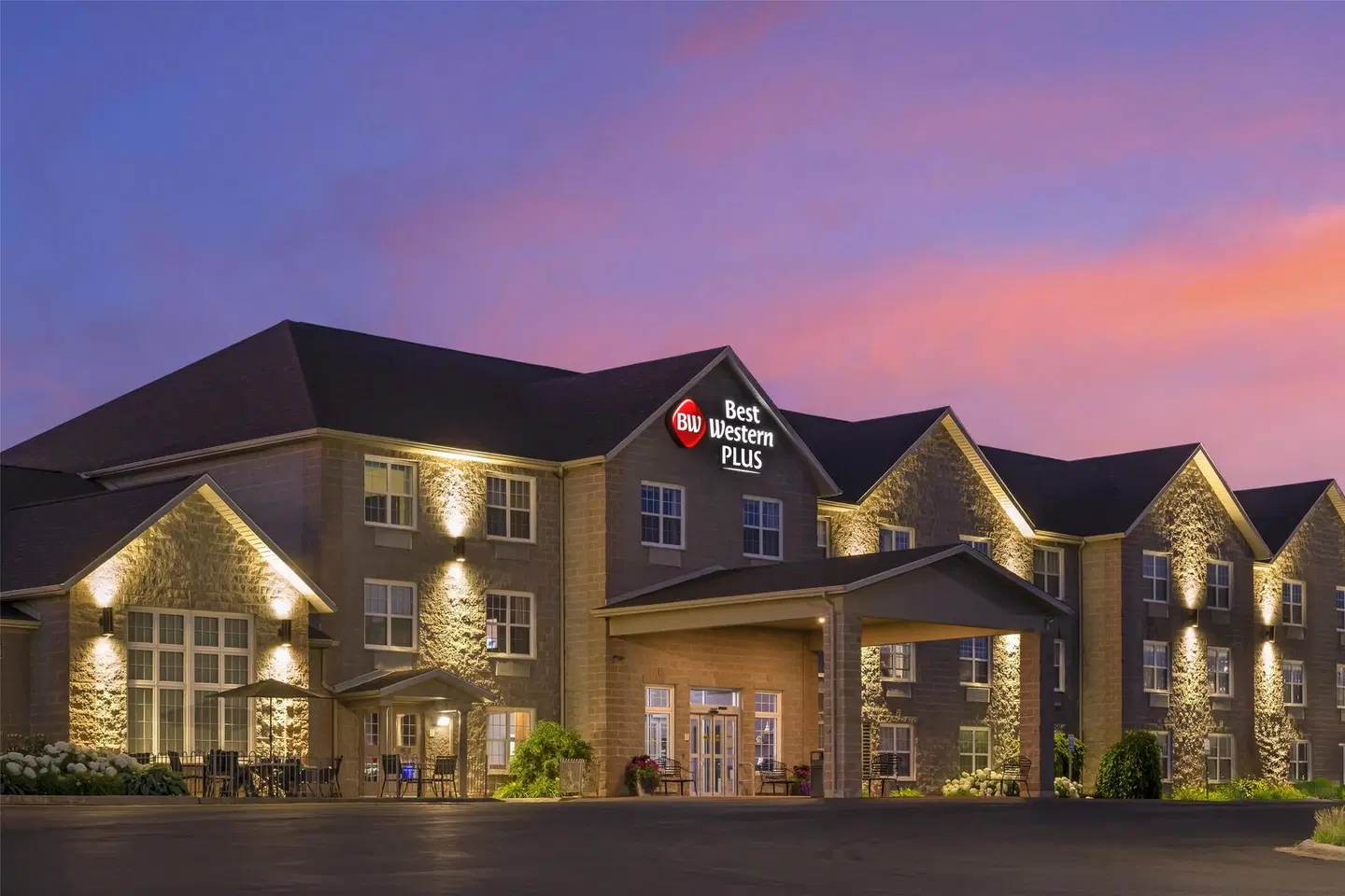Best Western Plus Woodstock Hotel & Conference Centre EXTERIOR