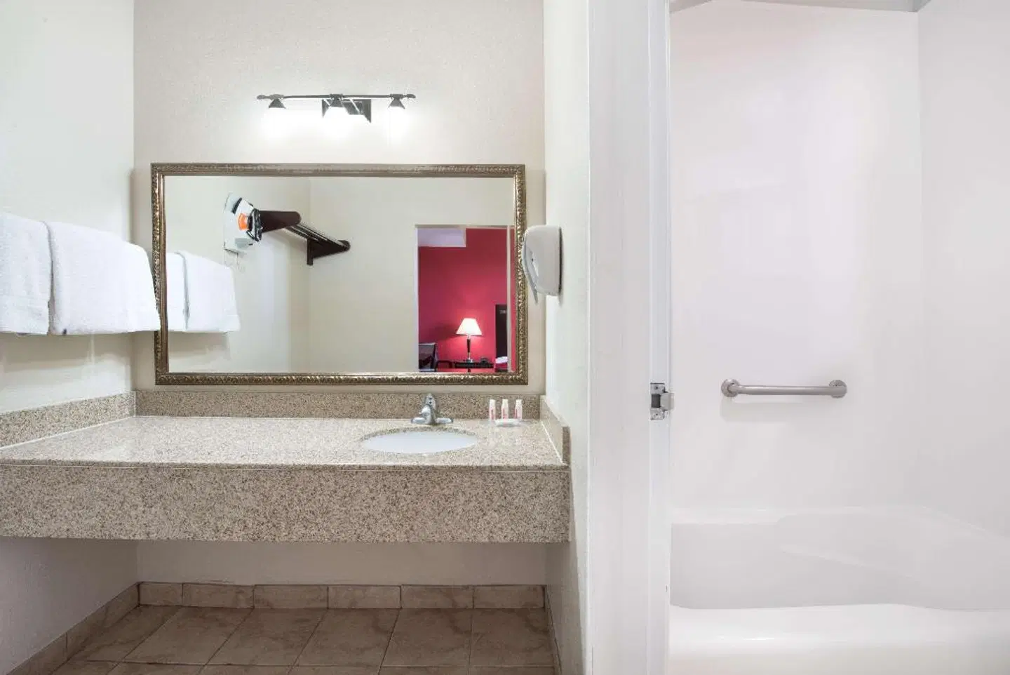 Ramada San Diego Airport Badezimmer
