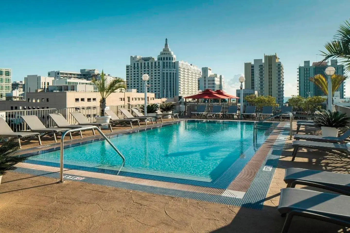 Courtyard by Marriott Miami Beach South Beach OUTDOOR_POOL