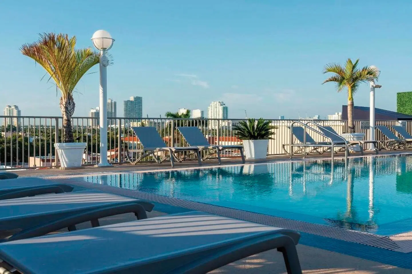 Courtyard by Marriott Miami Beach South Beach OUTDOOR_POOL