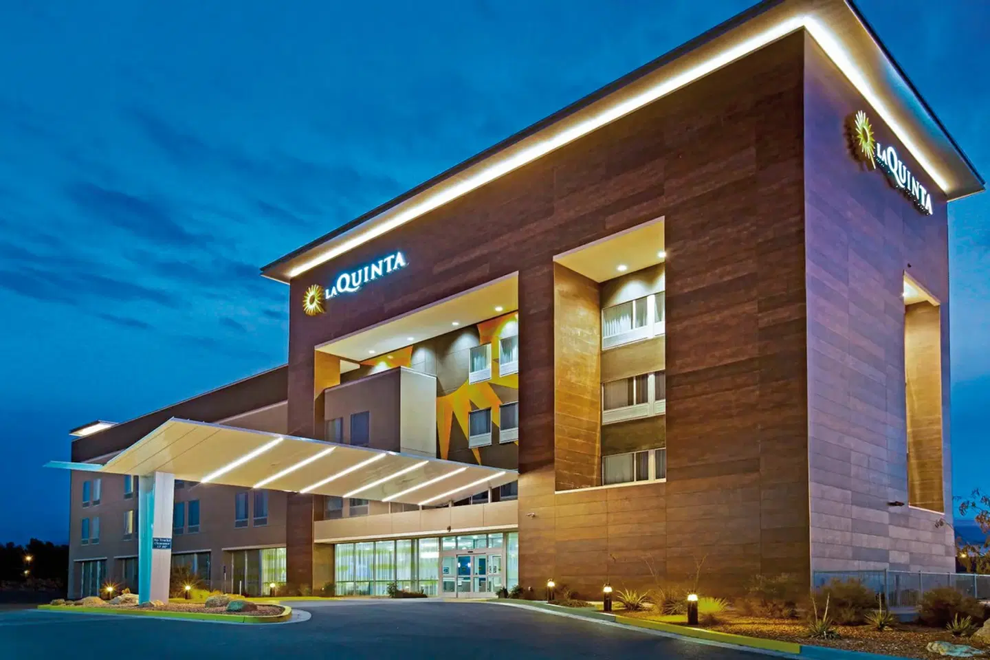 La Quinta Inn & Suites by Wyndham Page at Lake Powell EXTERIOR