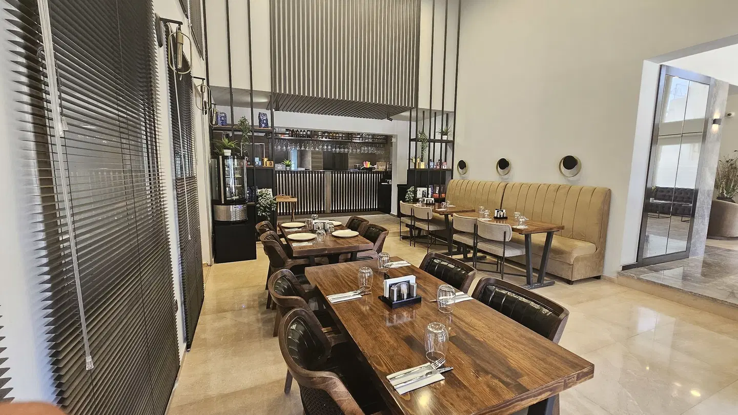 Crown Salamis Hotel Bar