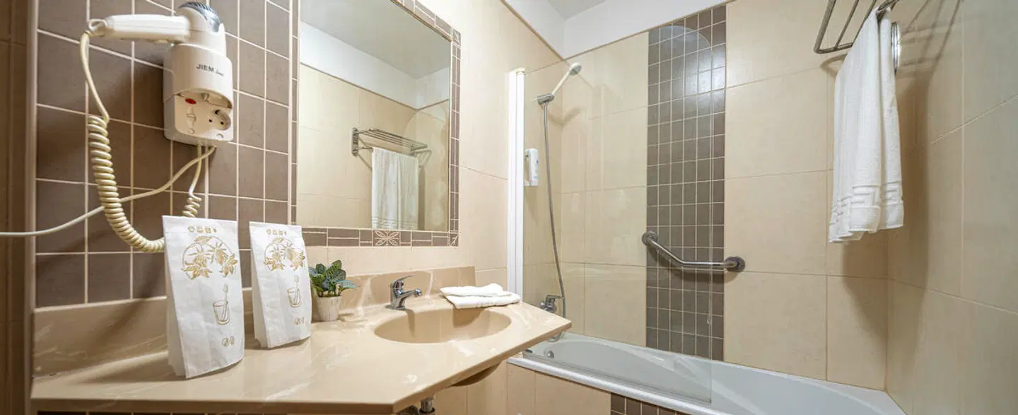 Skyview Hotel by LIVVO Badezimmer