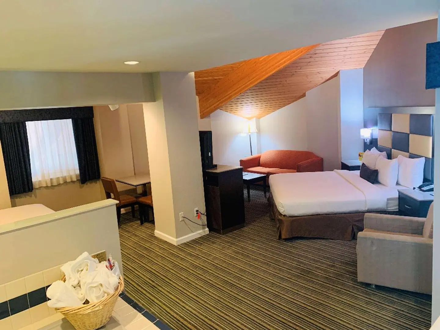 Baymont Inn and Suites Redding ROOM_EXAMPLE