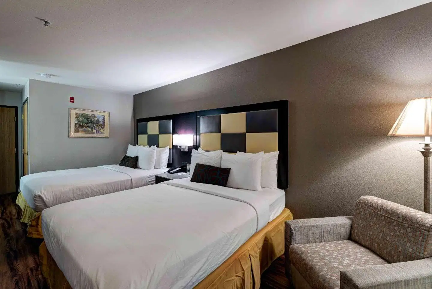 Baymont Inn and Suites Redding ROOM_EXAMPLE