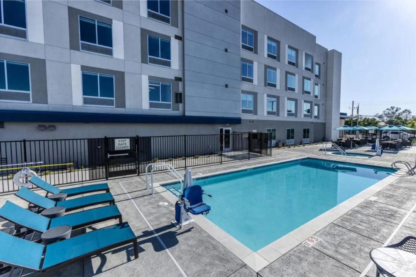 Hampton Inn & Suites Bakersfield Central OUTDOOR_POOL