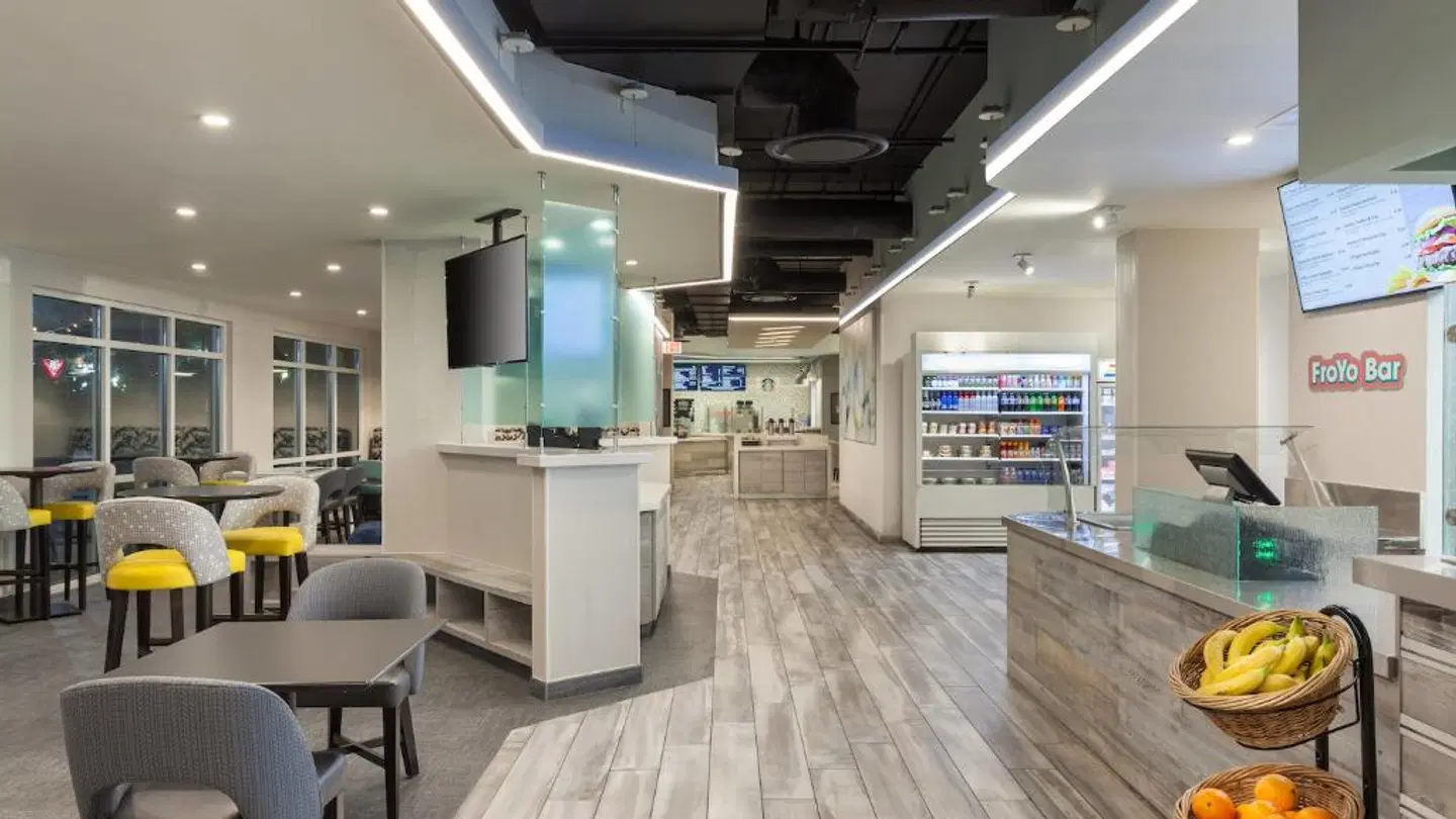 Fairfield Inn & Suites by Marriott Orlando Lake Buena Vista in the Marriott Village Bar