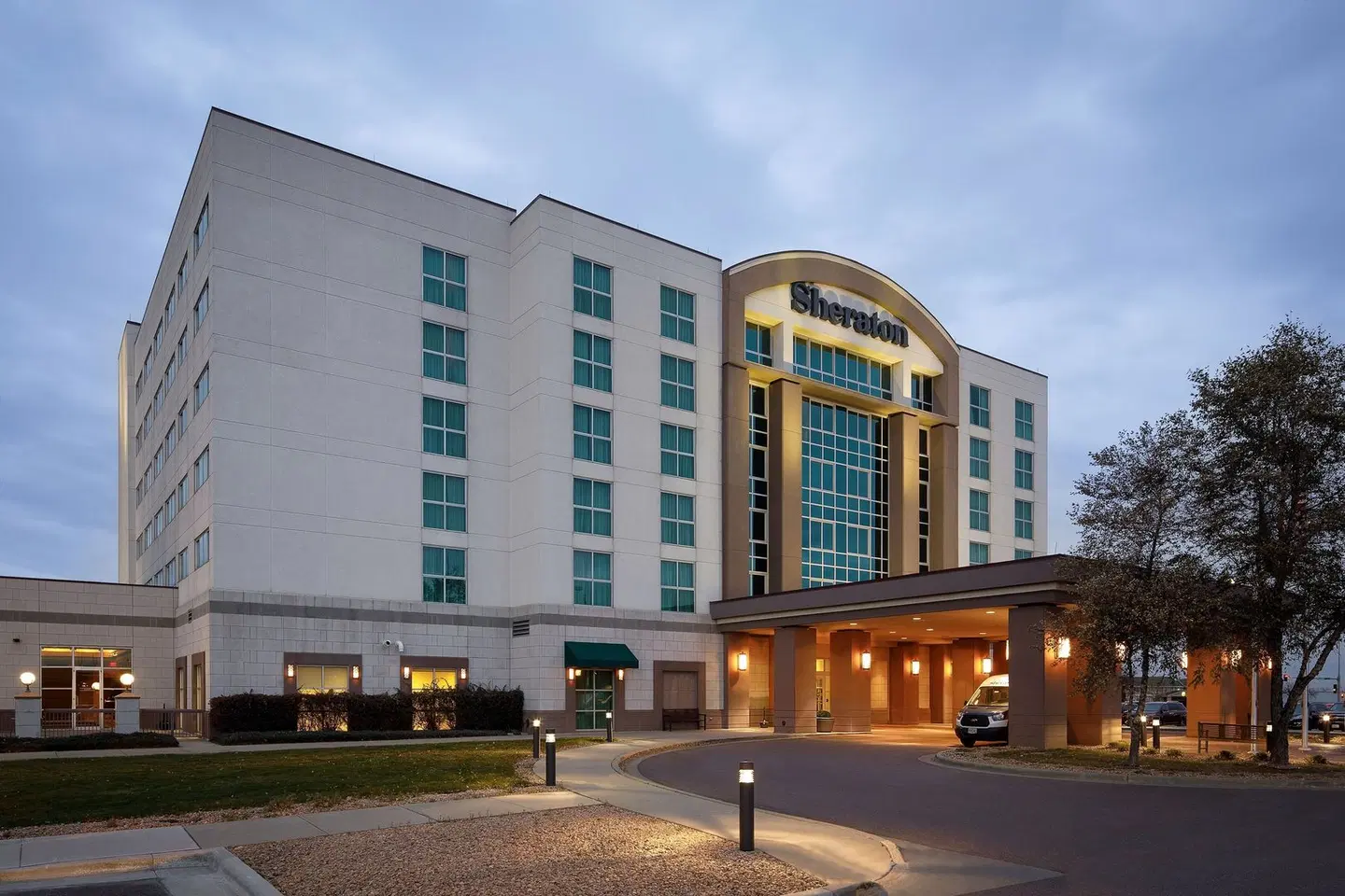 Sheraton Sioux Falls & Center EXTERIOR