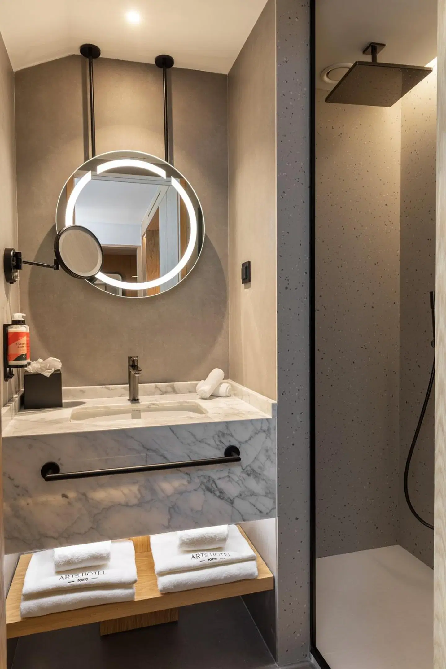 Arts Hotel Porto, Tapestry Collection by Hilton Badezimmer