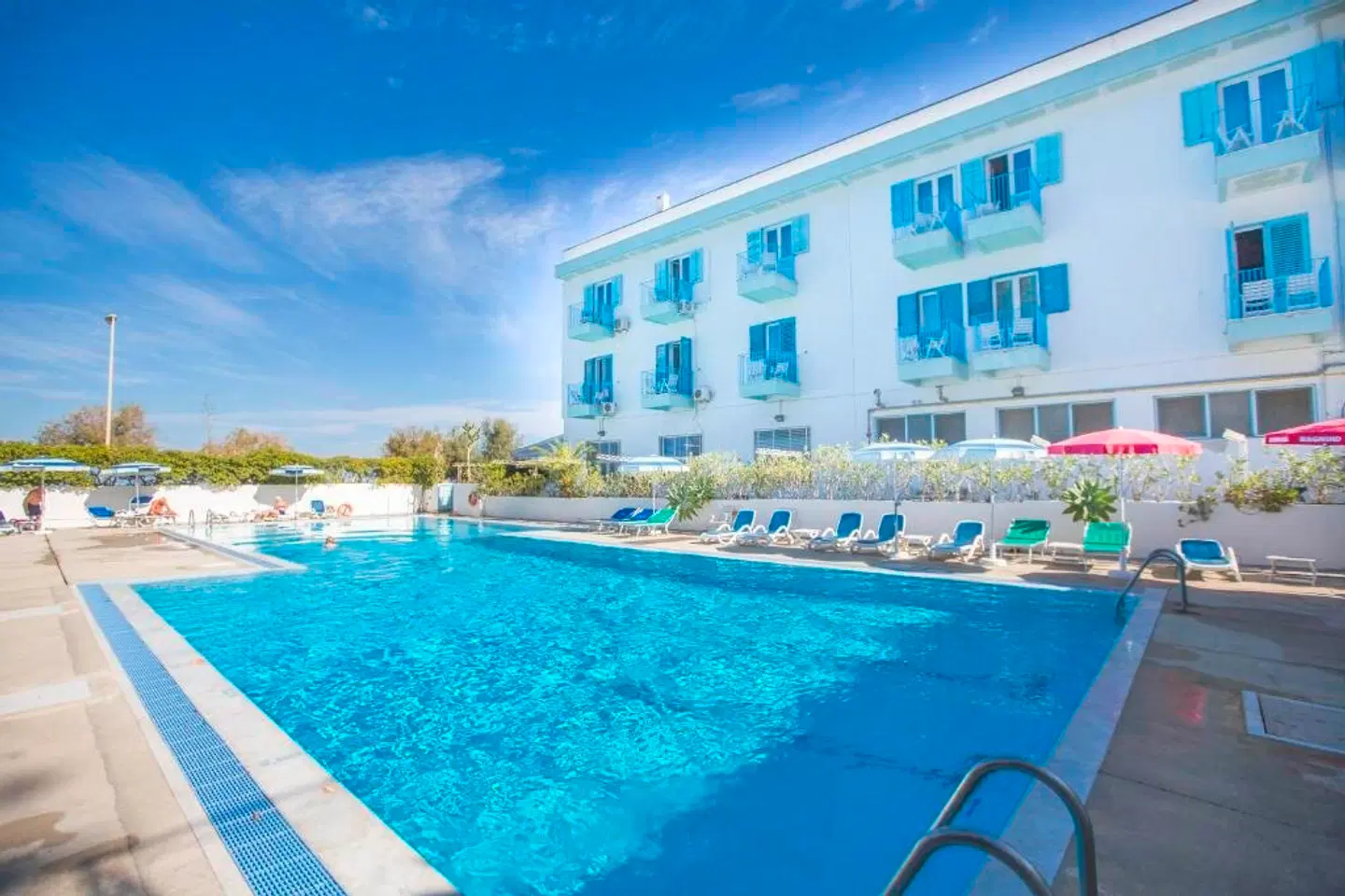 Tourist OUTDOOR_POOL