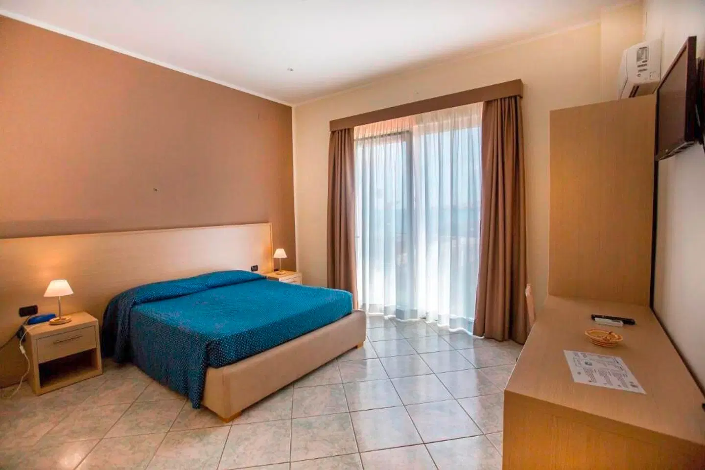 Tourist ROOM_EXAMPLE