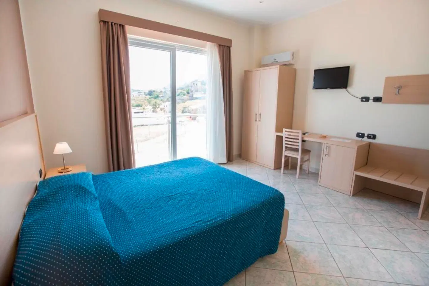 Tourist ROOM_EXAMPLE