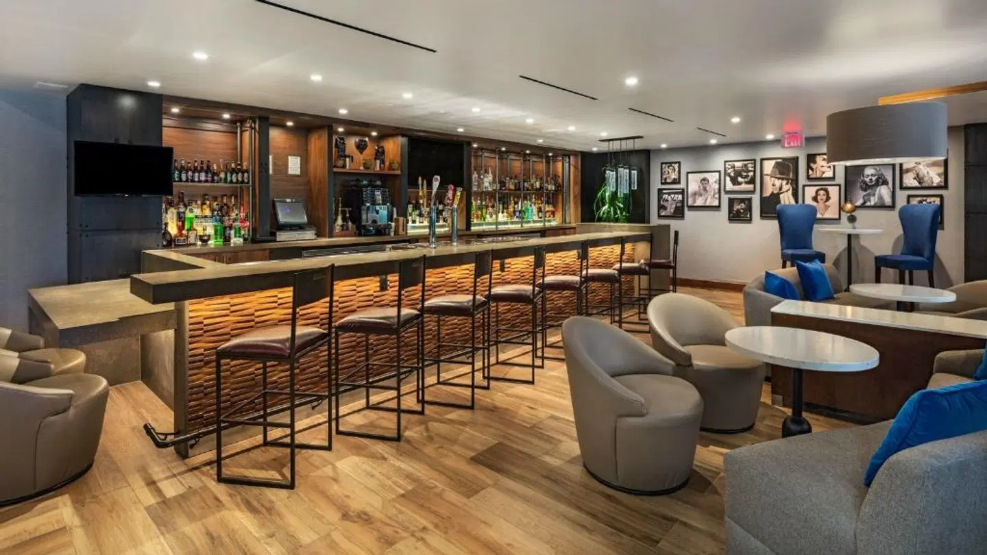 Four Points by Sheraton Los Angeles Westside Bar