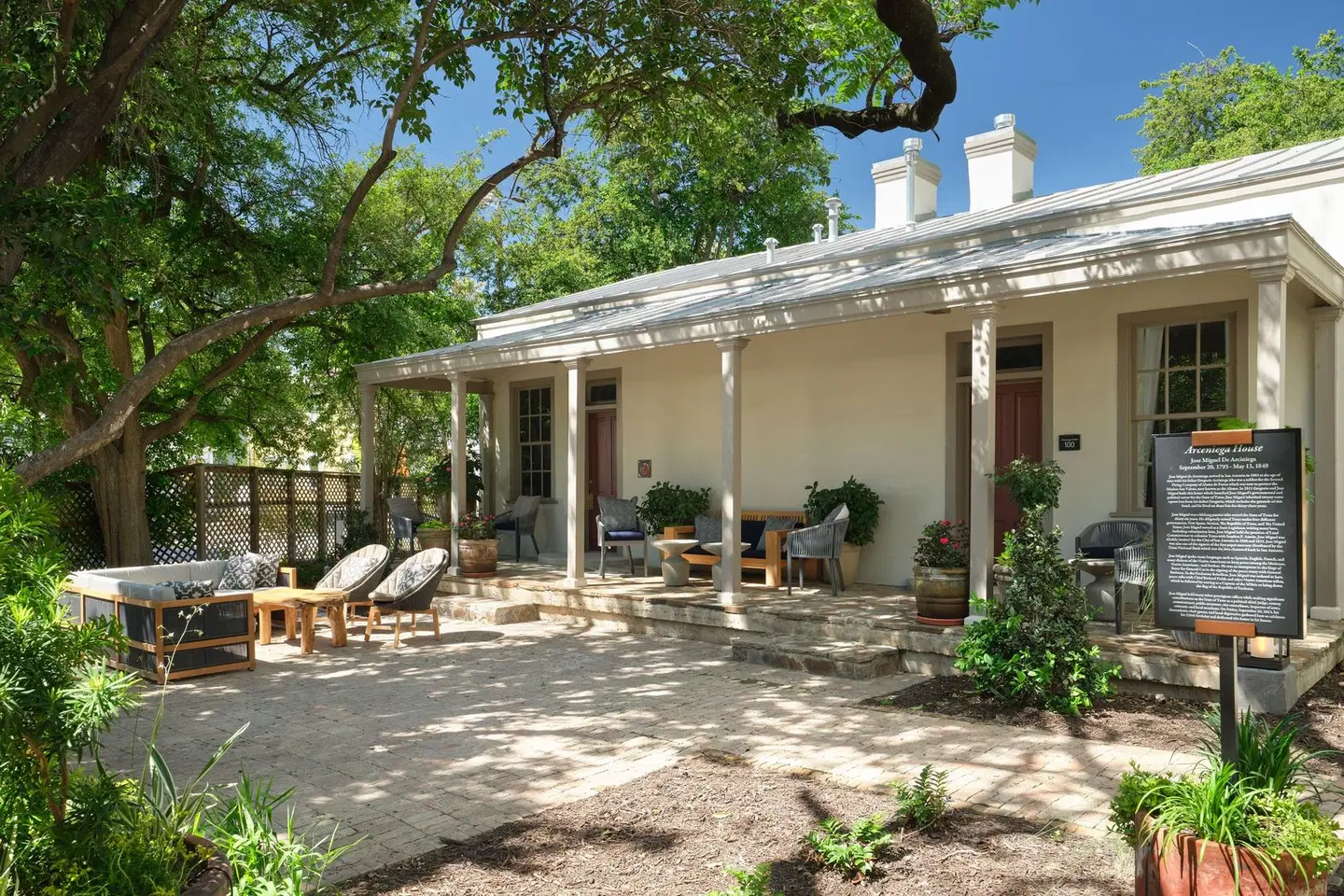 Marriott Plaza San Antonio EXTERIOR