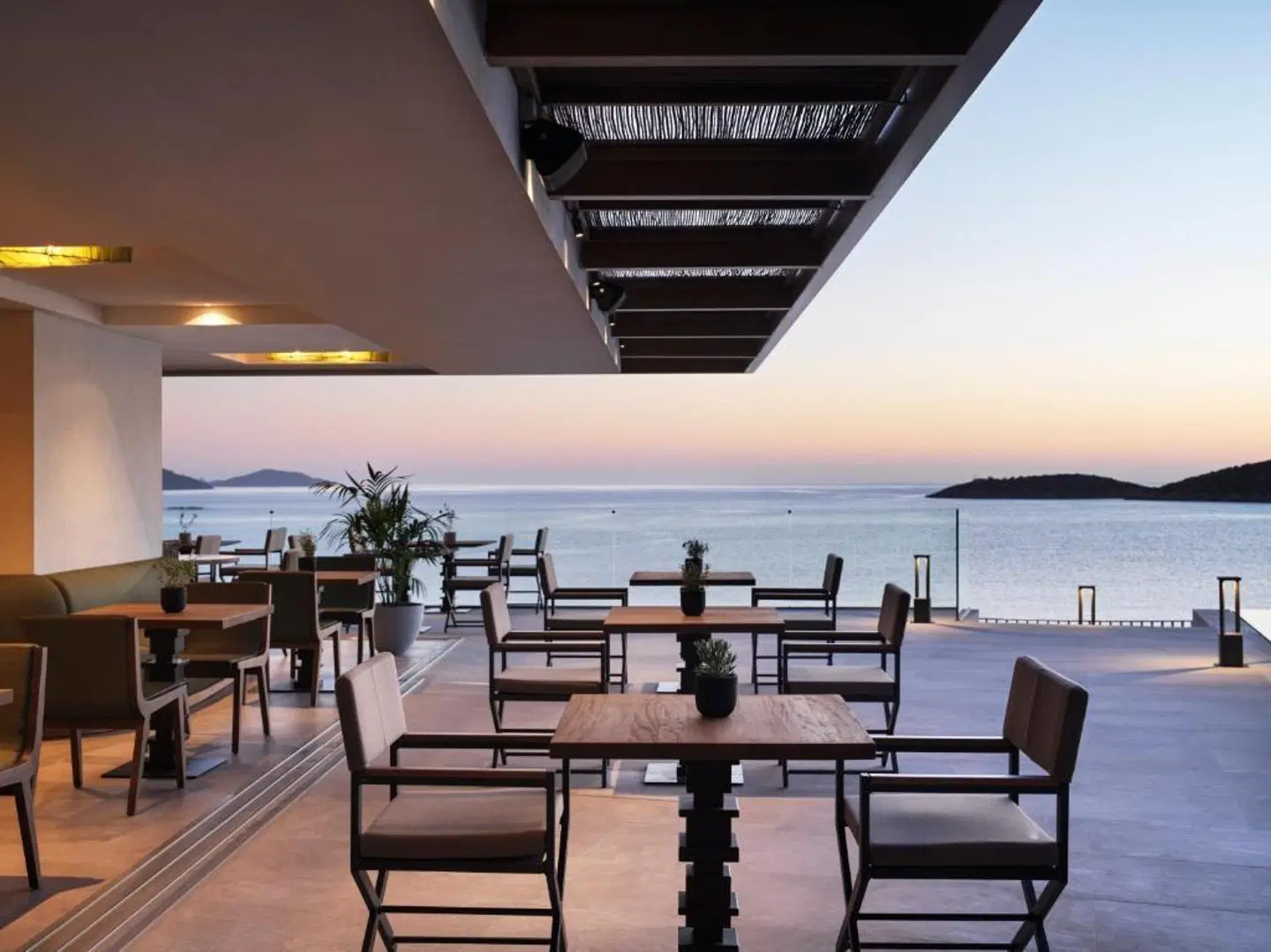 Niko Seaside Resort Crete MGallery Terrasse