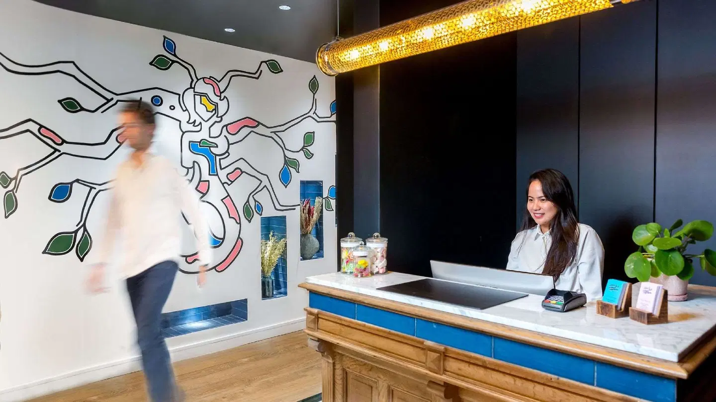 BRIDGET LOUNGE_LOBBY