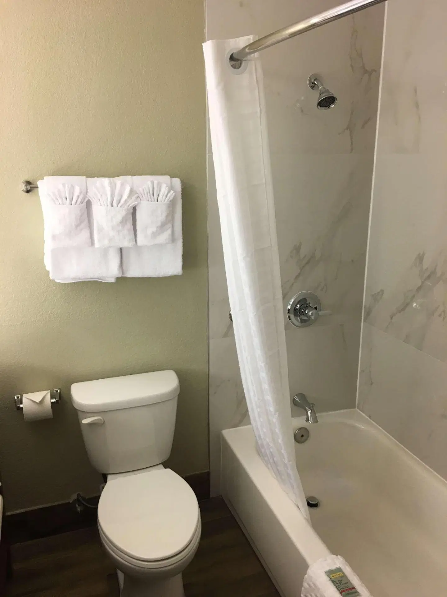 Best Western Carlsbad by the Sea Badezimmer