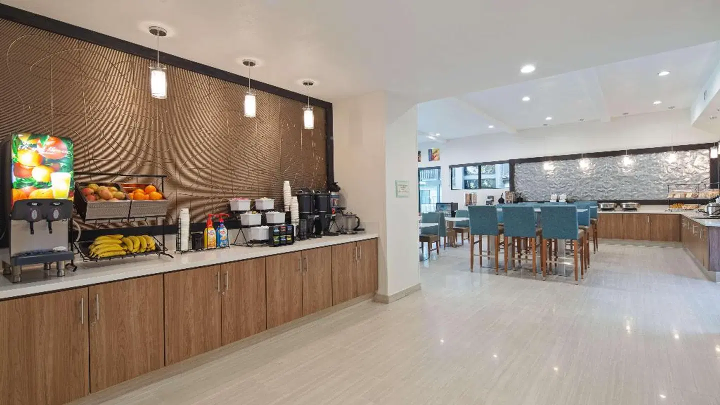 Best Western Carlsbad by the Sea Bar