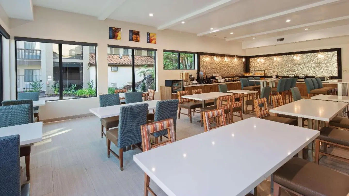 Best Western Carlsbad by the Sea Bar