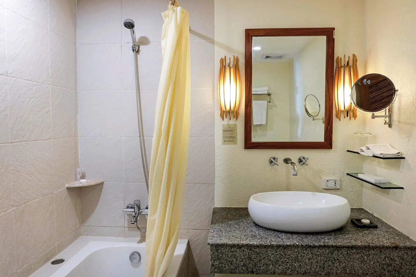 Bluewater Maribago Beach Resort Badezimmer