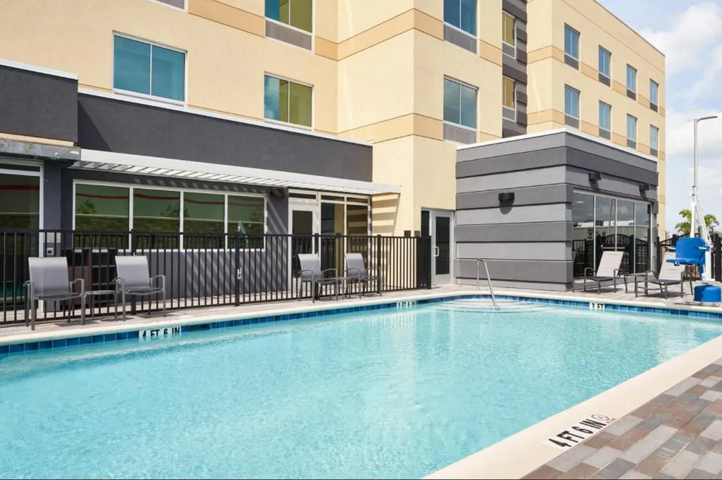 Fairfield Inn & Suites by Marriott Orlando at Millenia OUTDOOR_POOL