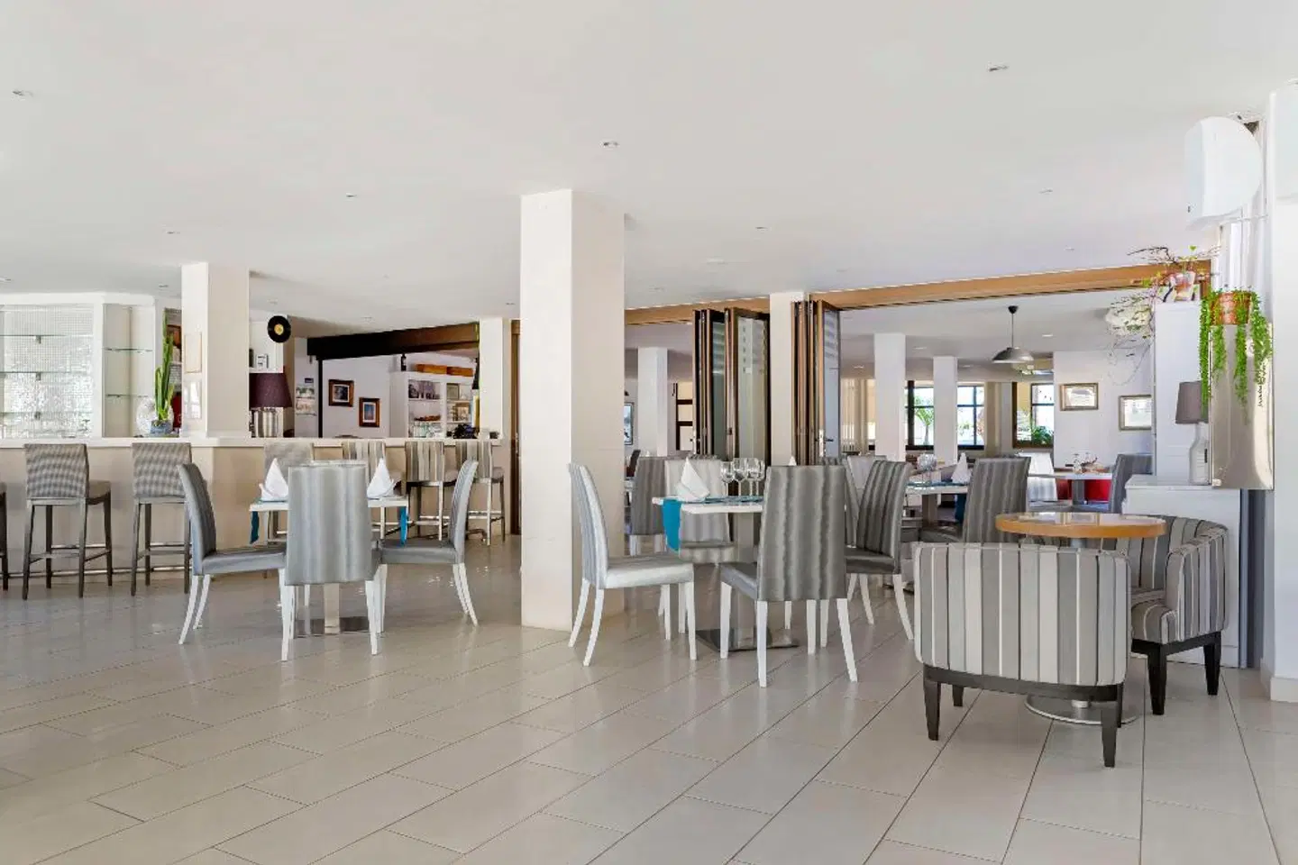 Royal Sunset Beach Club Bar