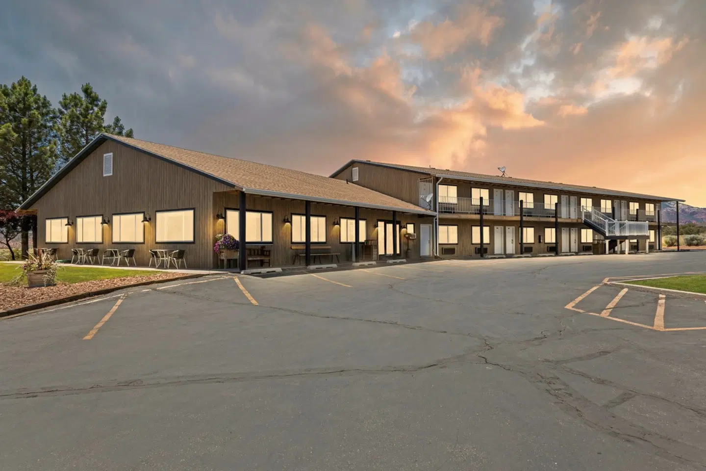 Broken Spur Inn & Steakhouse EXTERIOR