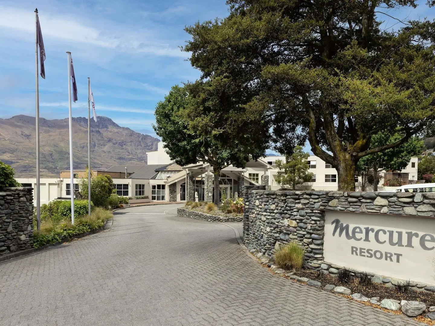 Mercure Queenstown Resort EXTERIOR