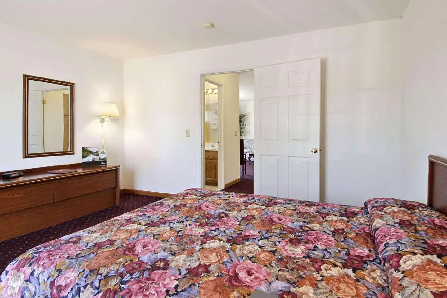 Days Inn & Suites by Wyndham Lolo ROOM_EXAMPLE