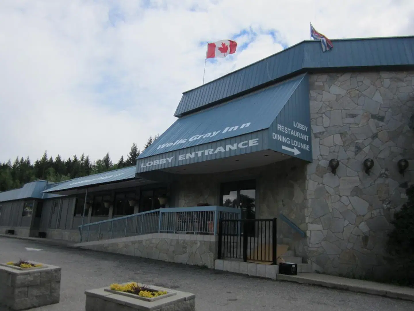 Wells Gray Inn EXTERIOR