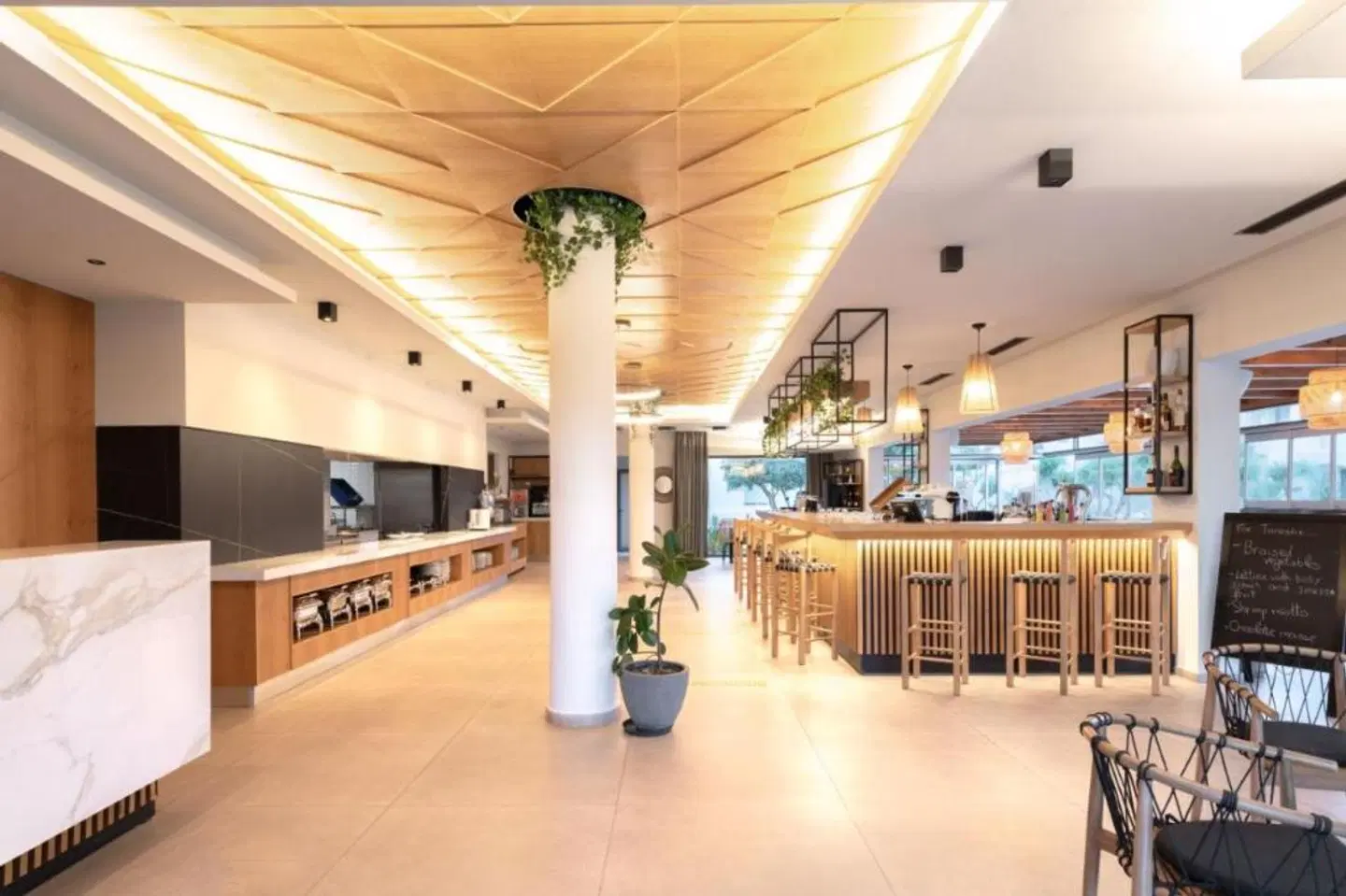 Malena Hotel & Suites Bar